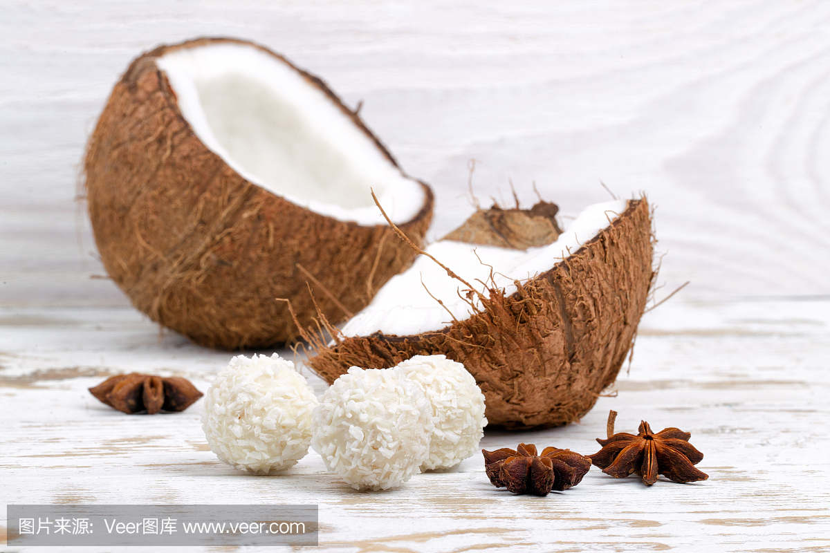 白色背景上的糖果和新鮮椰子